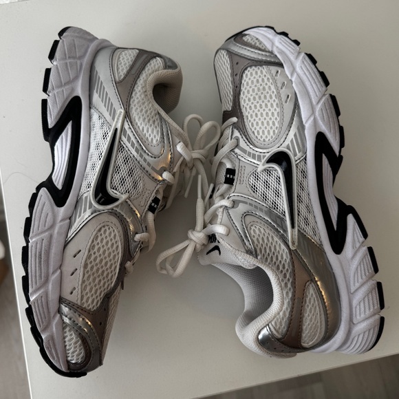 Nike Shoes - Nike V5 RNR